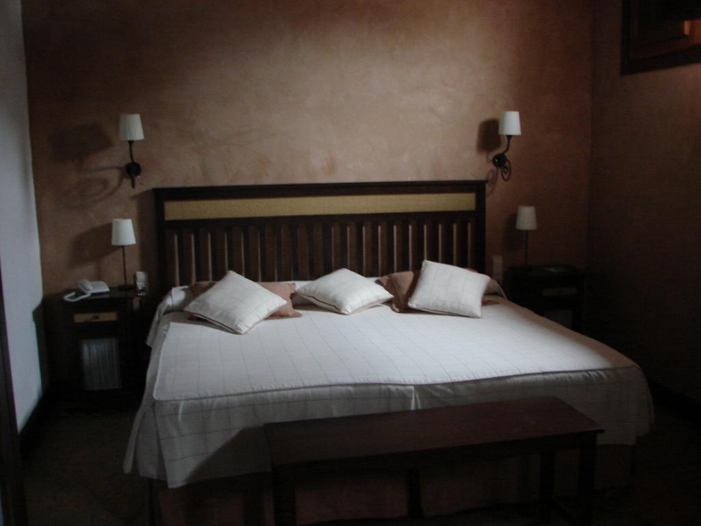 Hotel Casa Escobar & Jerez Валенсия-де-Алькантар Номер фото